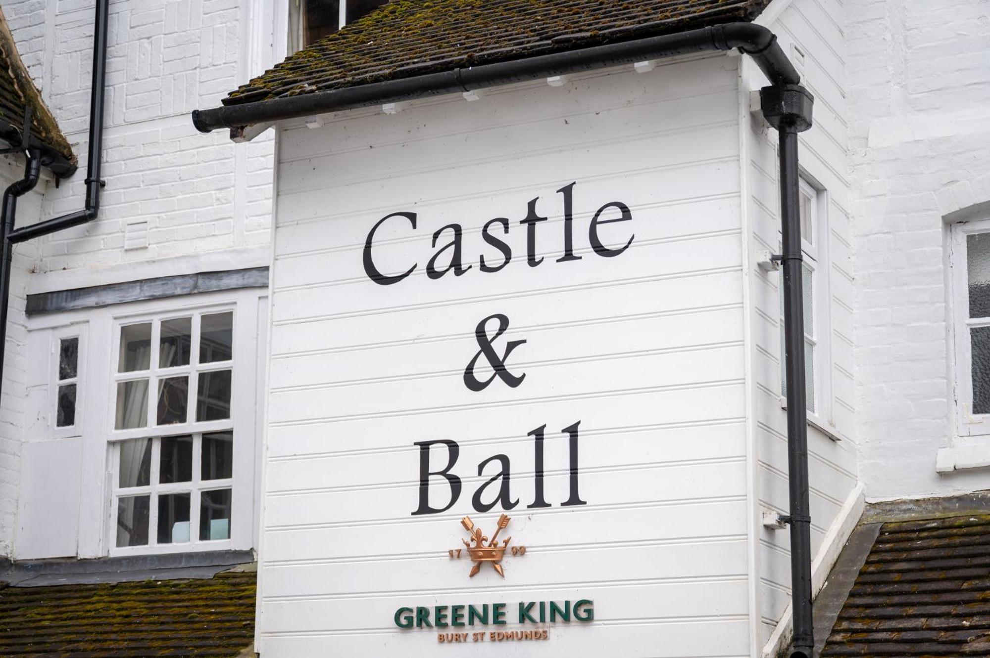 Castle And Ball By Greene King Inns Марлбъро Екстериор снимка