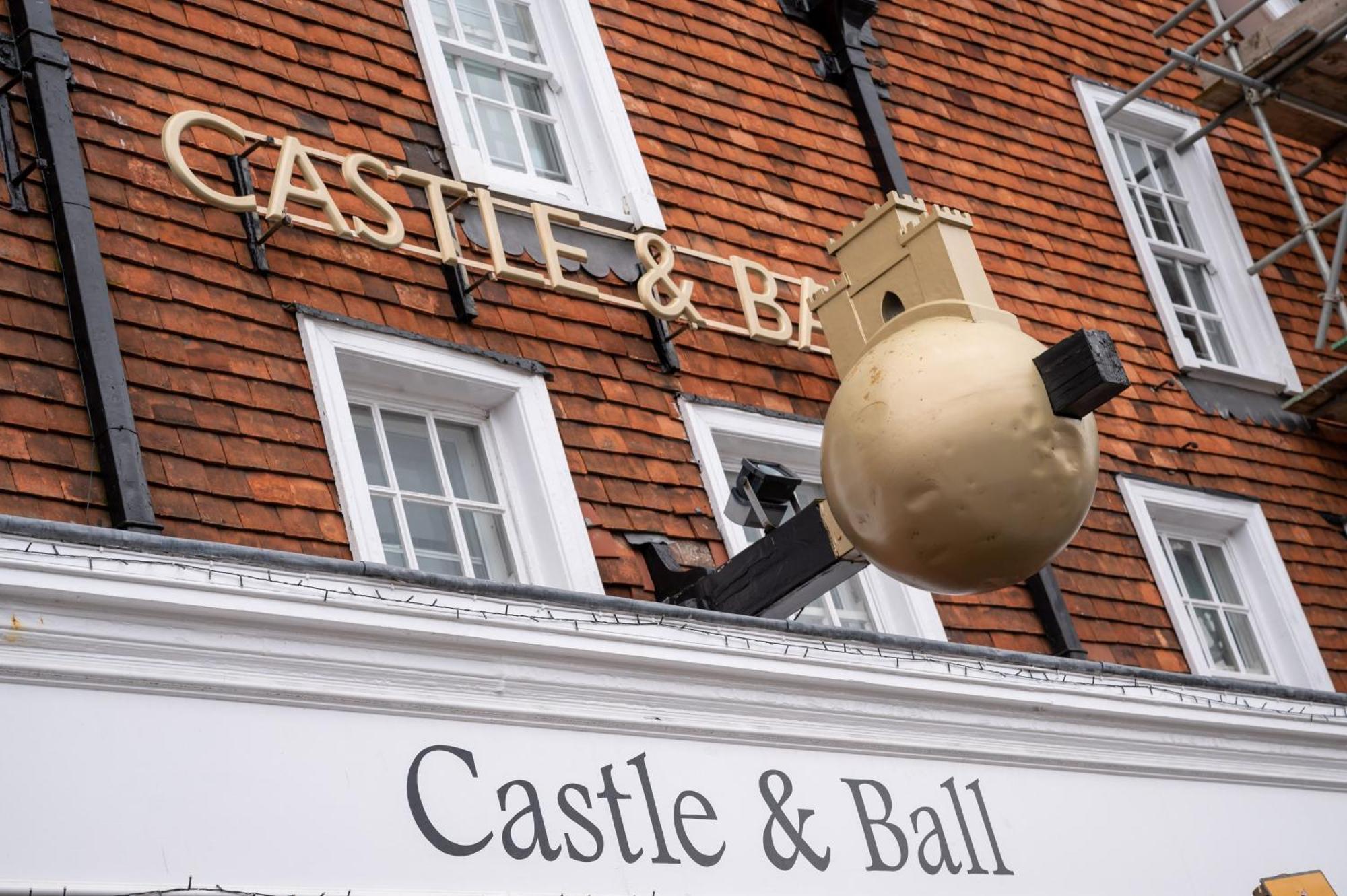 Castle And Ball By Greene King Inns Марлбъро Екстериор снимка